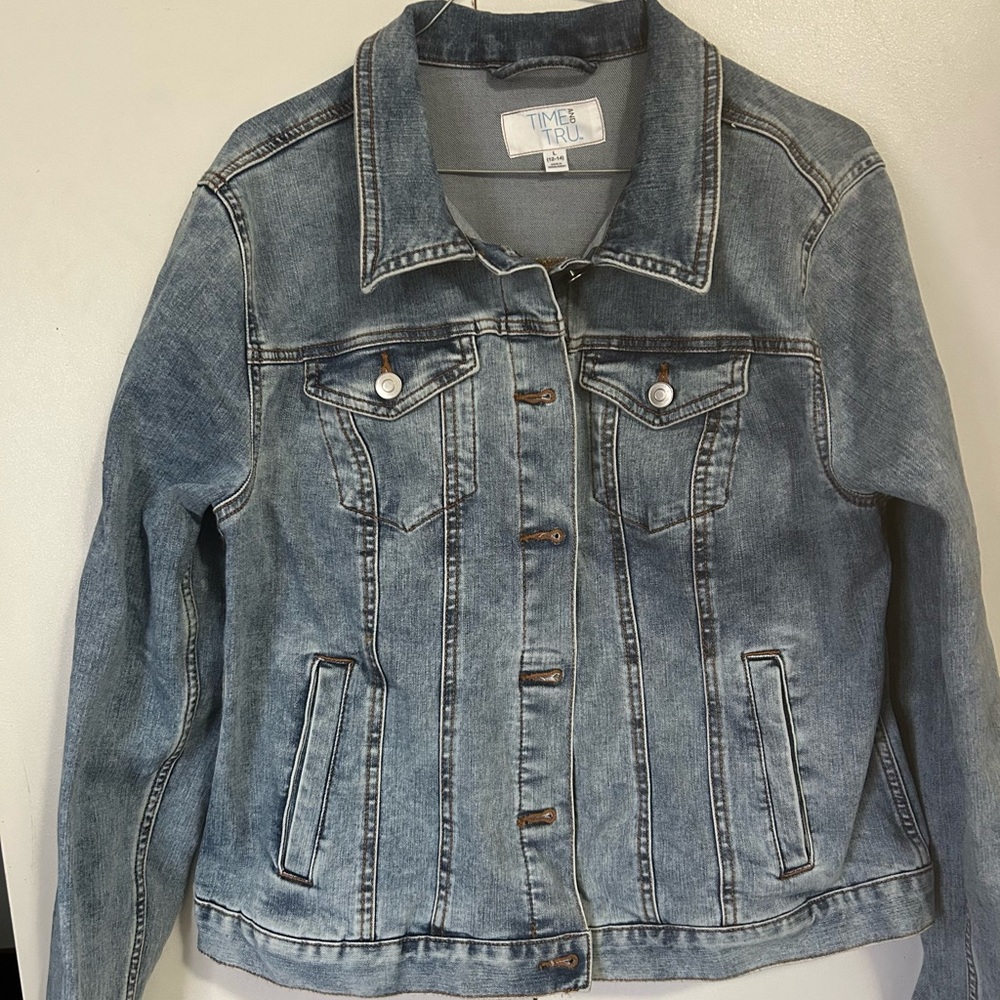 Time and Tru Women's Classic Blue Jean Jacket size L (14-16).